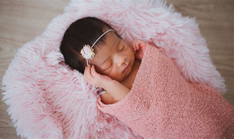 how much is newborn photography: should parents consider the cost of their child's first year?